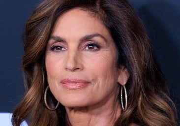 Por qué cambiar un labial mate por un rojo satinado favorece más a partir de los 50